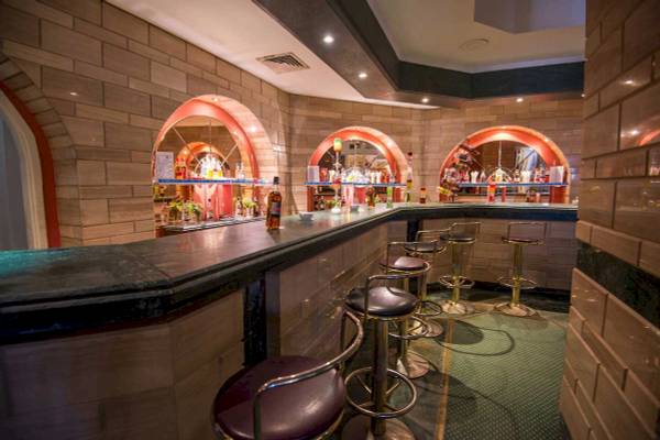 Innenansicht der Bar im Shams Safaga Resort mit Barhockern und einer Theke mit Getränken.