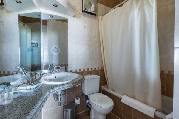 Badezimmer im Shams Safaga Resort mit Waschbecken, Toilette und Badewanne.