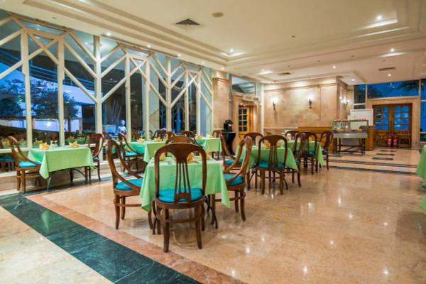 Innenansicht des Restaurants im Shams Safaga Resort mit gedeckten Tischen und Stühlen.