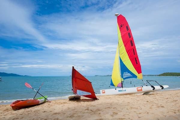 Strand von Bandara Resort & Spa, Samui mit Kajaks und Segelboot am Wasser