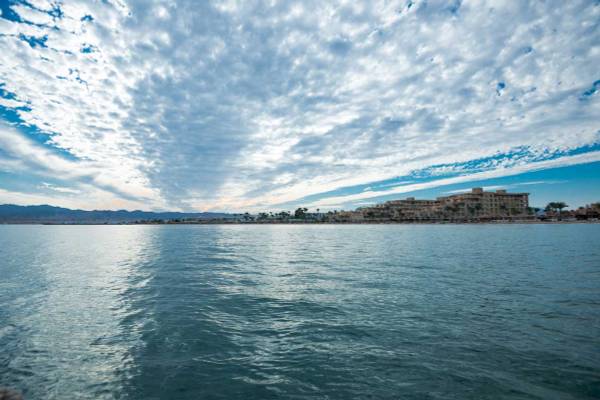 Aussicht auf das Shams Safaga Resort vom Wasser mit einem blauen Himmel und Wolken.