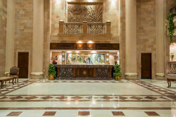 Empfangsbereich des Shams Safaga Resorts mit Marmorboden und zentraler Rezeption
