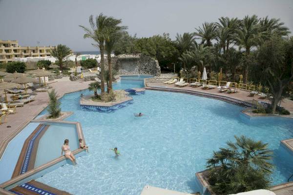 Außenpool des Shams Safaga Resorts mit mehreren Schwimmern und Sonnenliegen