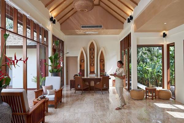 Lobby des Bandara Resort & Spa, Samui mit freundlicher Dame und Pflanzen