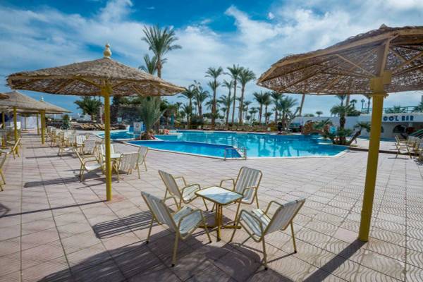 Außenbereich des Shams Safaga Resorts mit Pool und Sonnenschirmen