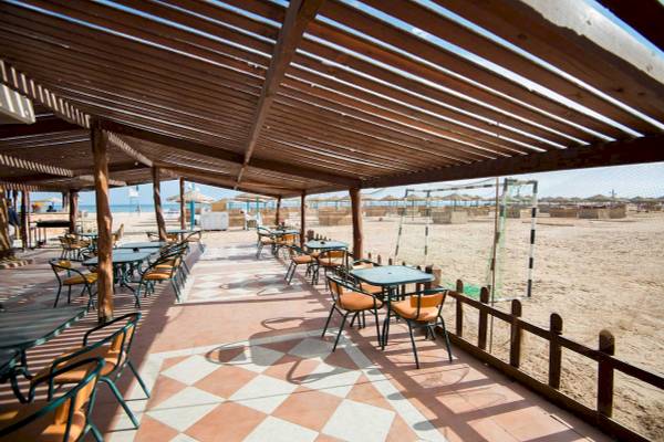 Terrasse des Shams Safaga Resorts mit Blick auf den Strand