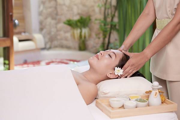 Massage im Bandara Resort & Spa, Samui mit einer Frau, die eine Gesichtsmassage durchführt.
