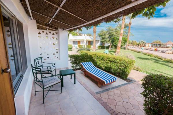Terrasse mit Sonnenliege und Sesseln vor dem Shams Safaga Resort Hotel