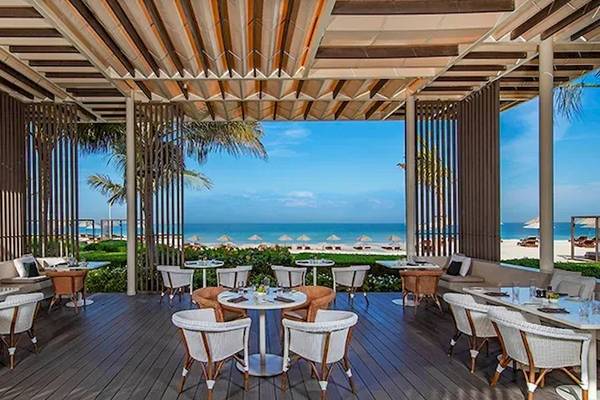 Außenbereich des Oberoi Beach Resort Restaurants mit Blick auf den Strand und das Meer.
