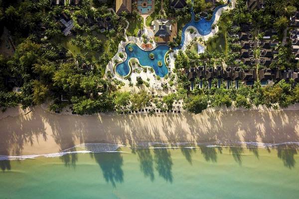 Luftaufnahme des Robinson Khao Lak Hotels mit Pools und Bungalows am Strand