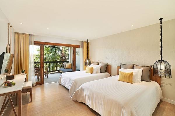 Zwei Betten im Bandara Resort & Spa, Samui mit Balkonzugang.