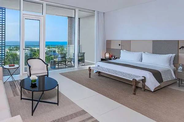Innenansicht der Suite im Oberoi Beach Resort, Al Zorah mit Meerblick