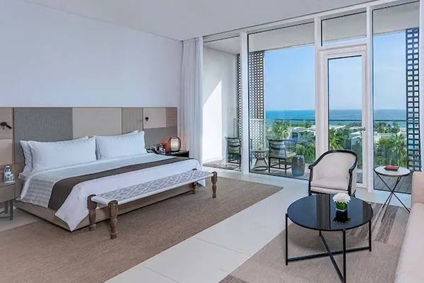 Innenansicht einer Suite im Oberoi Beach Resort, Al Zorah mit Blick auf das Meer.