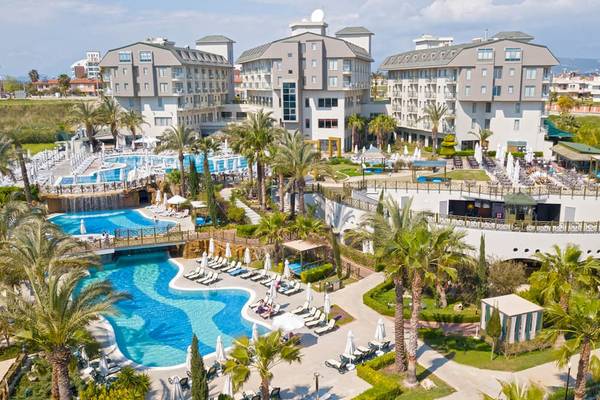 Luftaufnahme des Novum Garden Side Hotels mit Swimmingpools und Sonnenliegen.