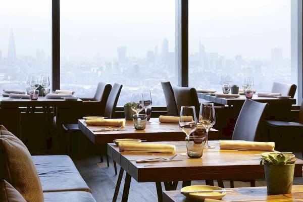 Innenansicht des Restaurants im Novotel London Canary Wharf mit Blick auf die Stadt.