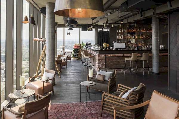 Loungebereich des Novotel London Canary Wharf Hotels mit Blick auf die Stadt.
