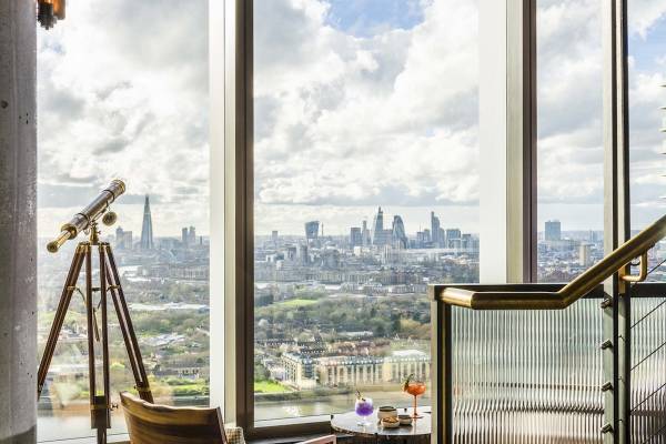 Ausblick aus dem Zimmer im Novotel London Canary Wharf mit Skyline-Blick und Teleskop.