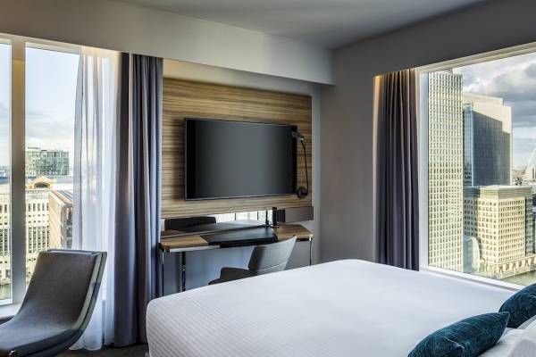 Hotelzimmer im Novotel London Canary Wharf mit Blick auf die Skyline.