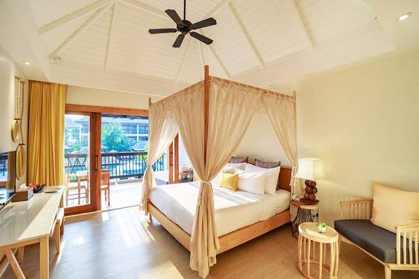 Schlafzimmer mit Baldachin-Bett im Bandara Resort & Spa, Samui