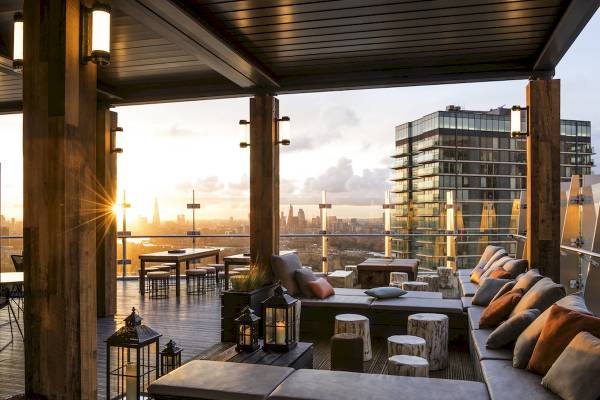 Aussicht von der Terrasse des Novotel London Canary Wharf bei Sonnenuntergang mit Blick auf die Skyline