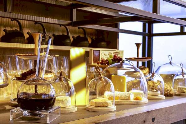 Buffet-Tisch im Novotel London Canary Wharf mit Käse und Weinkanne.