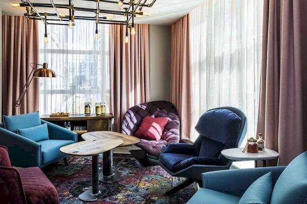 Lobby des Novotel London Canary Wharf mit Möbeln und Dekoration
