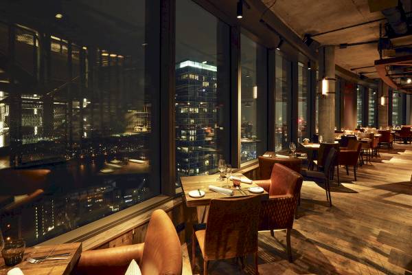 Innenansicht des Restaurants im Novotel London Canary Wharf mit Blick auf die Skyline