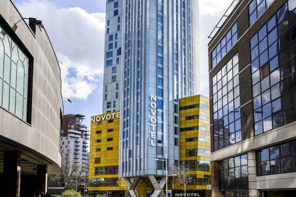 Novotel London Canary Wharf Gebäude auf einer Straße in London.