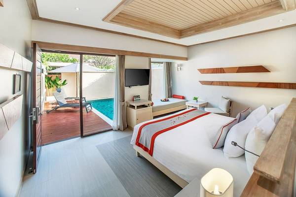 Zimmer mit Poolblick im Bandara Resort & Spa, Samui, mit moderner Einrichtung und Zugang zur Terrasse.