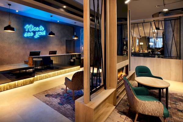 Rezeption des Leonardo Hotel London Croydon mit modernem Design und Beleuchtung.