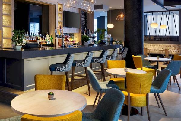Innenansicht der Bar im Leonardo Hotel London Croydon mit Theke, Stühle und Tische.