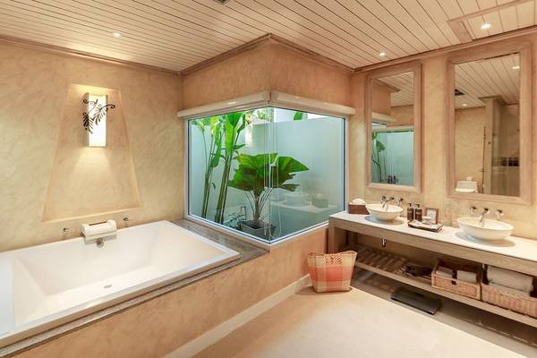 Badezimmer mit Badewanne und großem Fenster, das natürliches Licht hereinlässt, Bandara Resort & Spa, Samui
