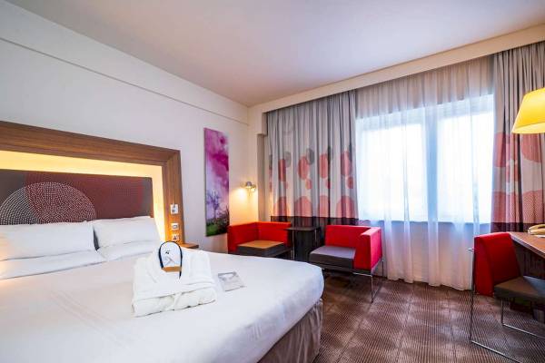 Hotelzimmer im Novotel London West mit Bett, Sesseln und Schreibtisch