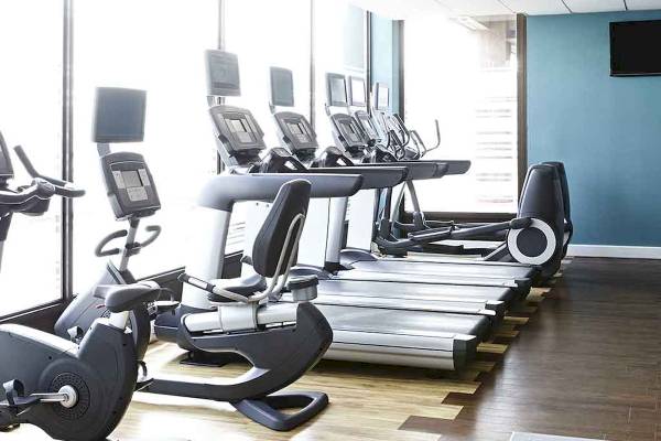 Fitnessstudio im Novotel London West mit mehreren Laufbändern und Trainingsgeräten