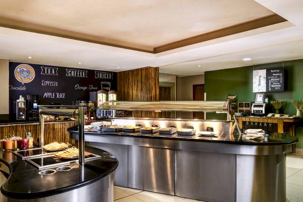 Buffetbereich im Novotel London West mit verschiedenen Speisen und Getränken.