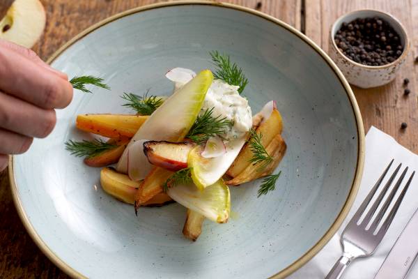 Ein Teller mit gegrilltem Birnensalat im Novotel London West.