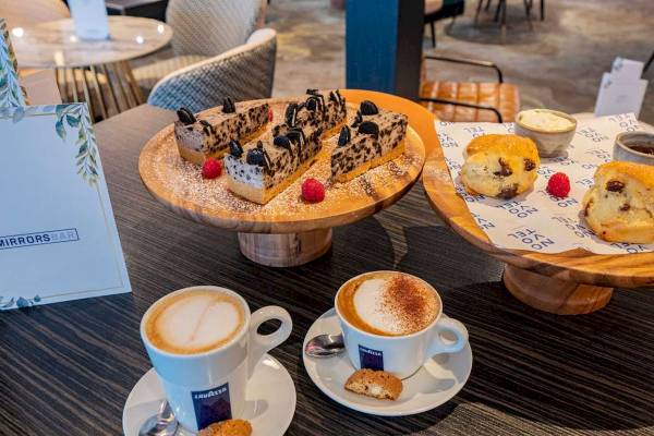 Desserts und Kaffee am Novotel London West Café