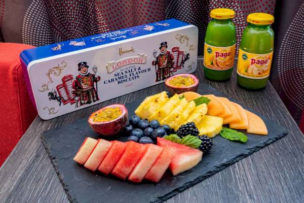 Obstplatte mit Hartmann Gebaecken und Pago Getraenke auf dem Tisch im Novotel London West