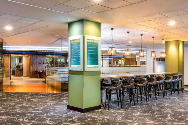 Lobby des Novotel London West Hotels mit grünen Säulen, Marmorboden und Beleuchtung