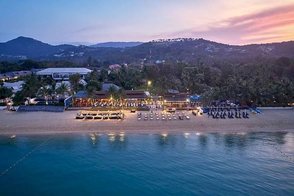 Luftaufnahme des Bandara Resort & Spa, Samui mit Strand, Hotelanlage und Bergpanorama.