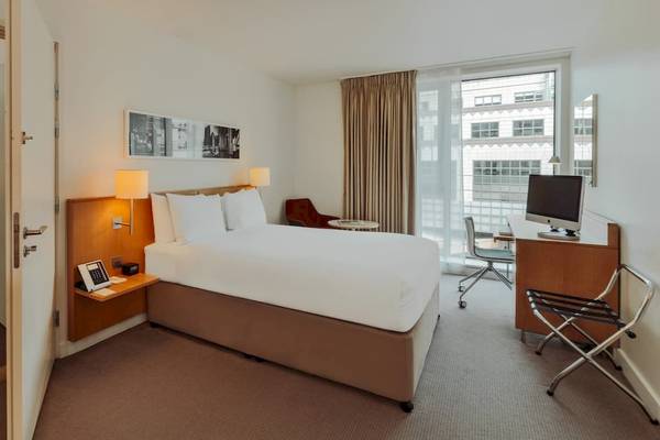 Doppelzimmer im DoubleTree by Hilton Tower of London mit Bett, Schreibtisch und Fenster.