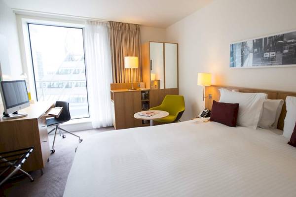 Doppelzimmer im DoubleTree by Hilton Tower of London Hotel mit Bett, Schreibtisch und Fenster.