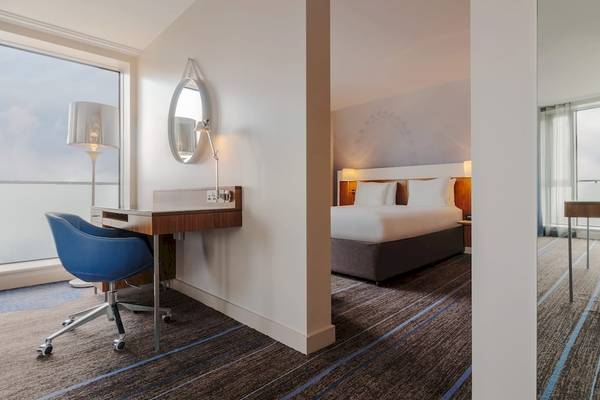 Doppelzimmer im DoubleTree by Hilton Tower of London mit Schreibtisch und Fenster
