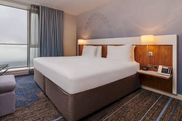 Doppelzimmer im DoubleTree by Hilton Tower of London mit großem Bett, Fernseher und Aussicht auf eine Rad.