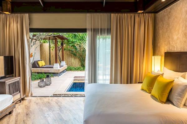 Zimmer im Bandara Resort & Spa, Samui mit Aussicht auf den Pool und die Außenterrasse.