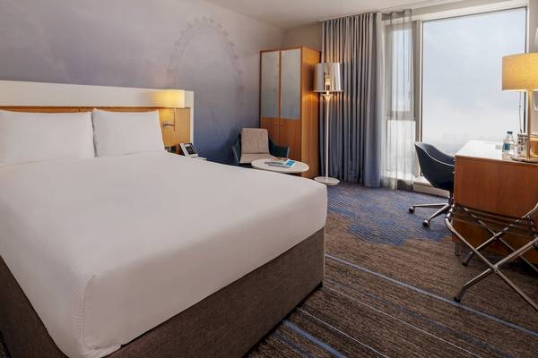 Doppelbettzimmer im DoubleTree by Hilton Tower of London Hotel mit Blick auf die Themse