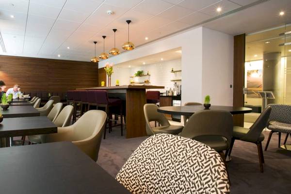Innenansicht des Restaurants im DoubleTree by Hilton Tower of London mit runden Tischen und Stühlen.