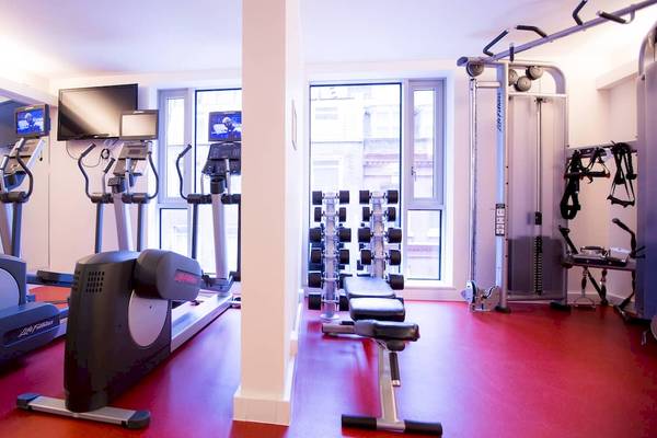 Fitnessstudio im DoubleTree by Hilton Tower of London mit Laufbändern und anderen Geräten.