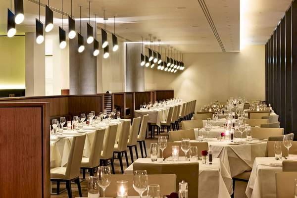Restaurant im DoubleTree by Hilton Tower of London mit gedeckten Tischen und eleganter Beleuchtung