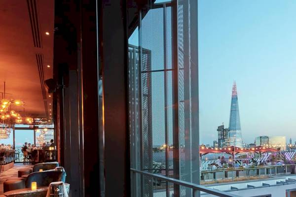 Innenansicht des DoubleTree by Hilton Tower of London mit Blick auf die Stadt